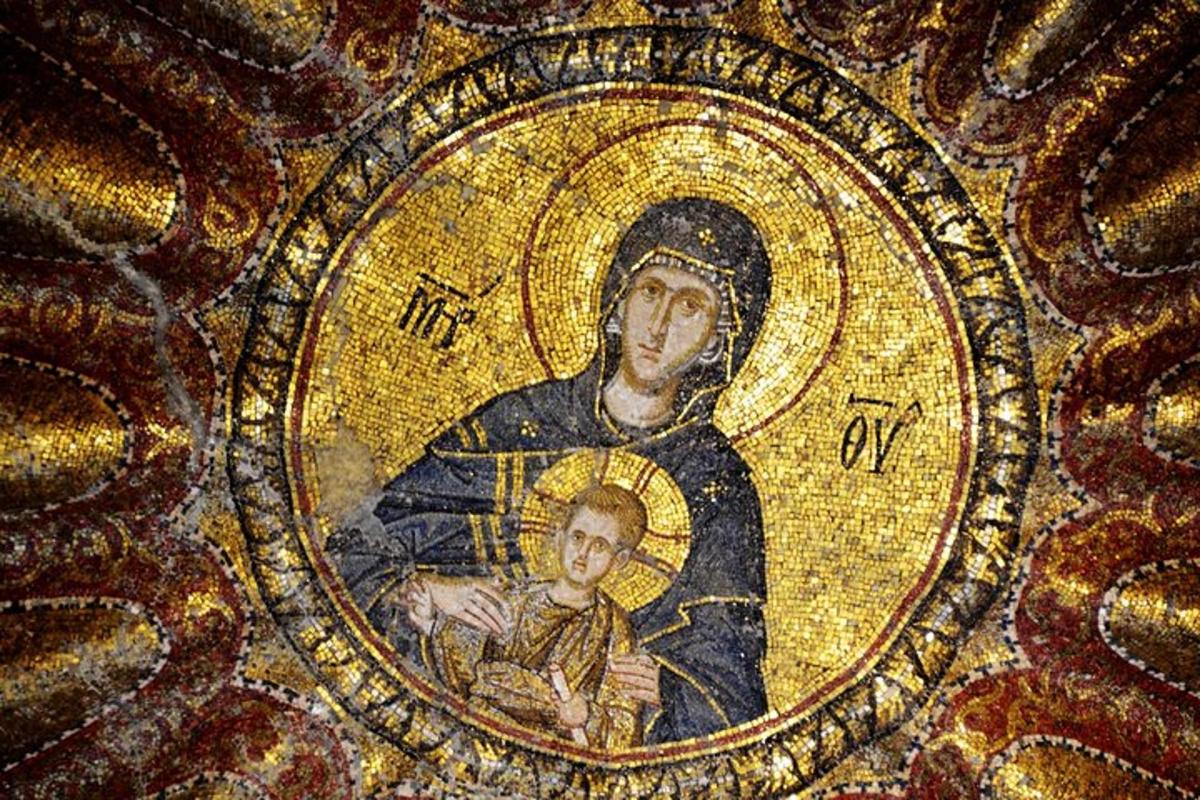 um mosaico de uma virgem e uma criança em um círculo