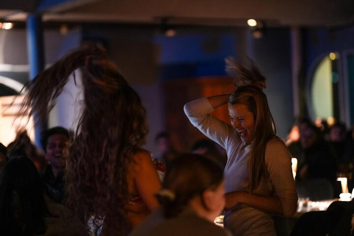 een groep mensen die op een feest danst