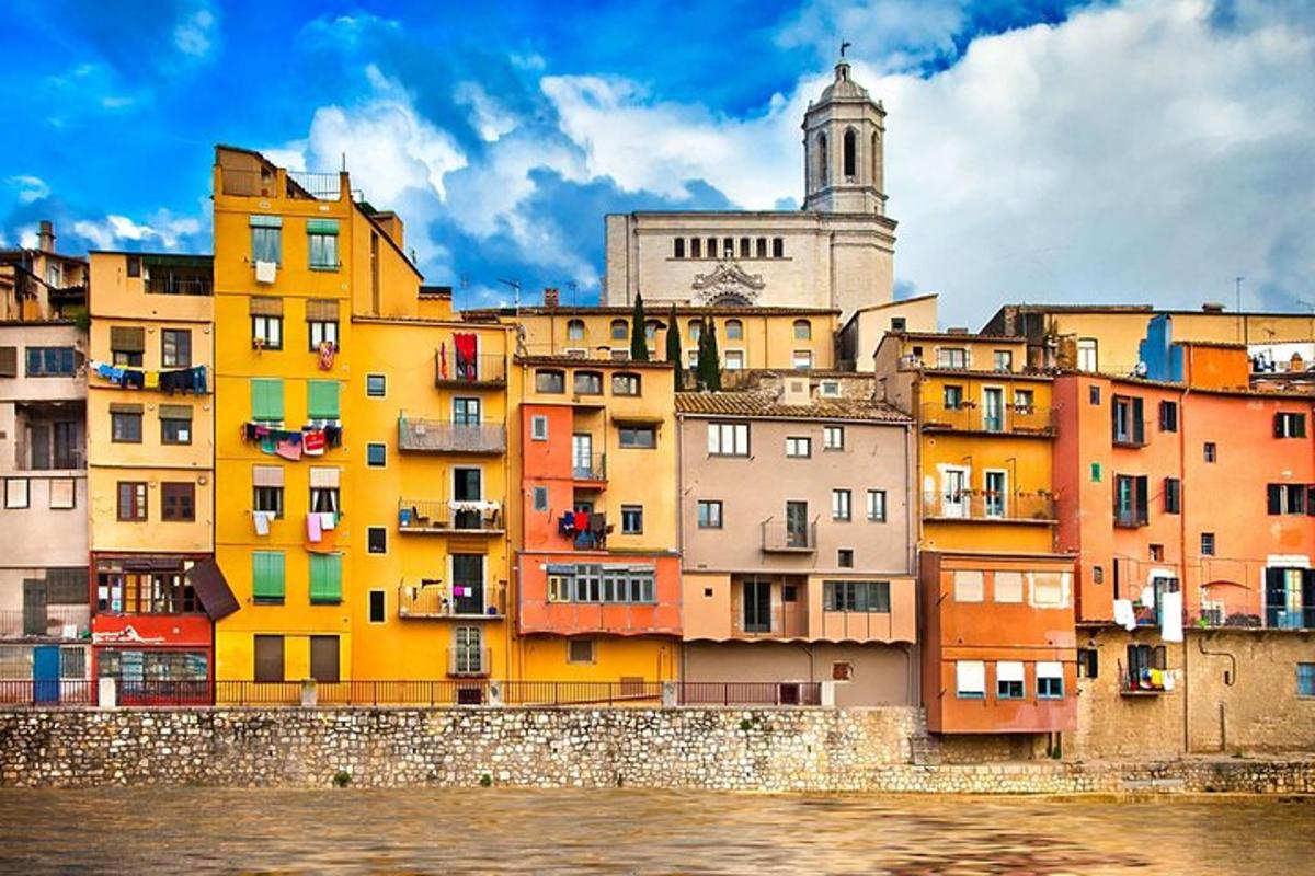 Un grupo de edificios coloridos junto al agua.