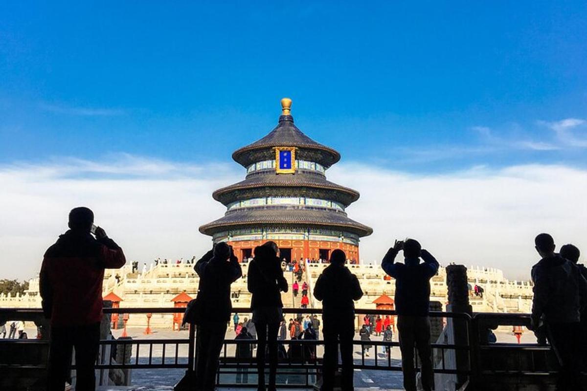 一群人站在一栋建筑物前