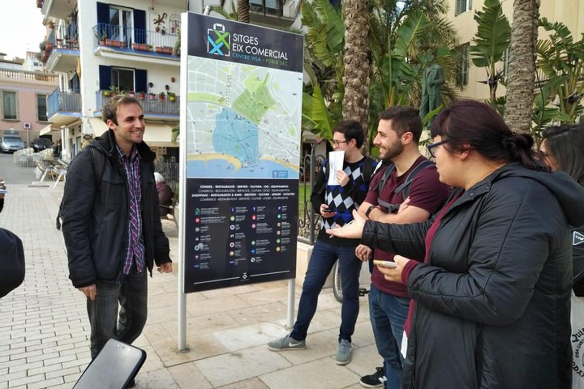 Un grupo de personas de pie delante de un cartel