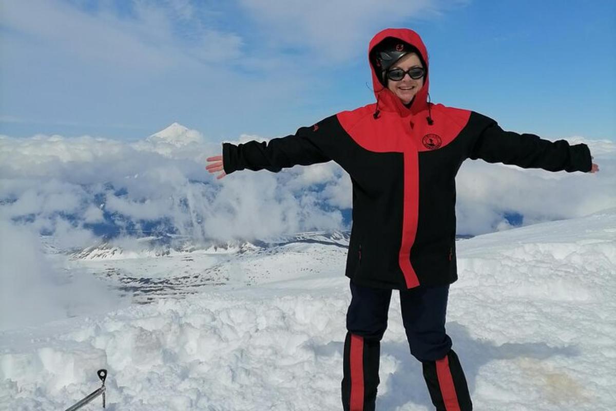 一名女子站在雪地里，张开双臂