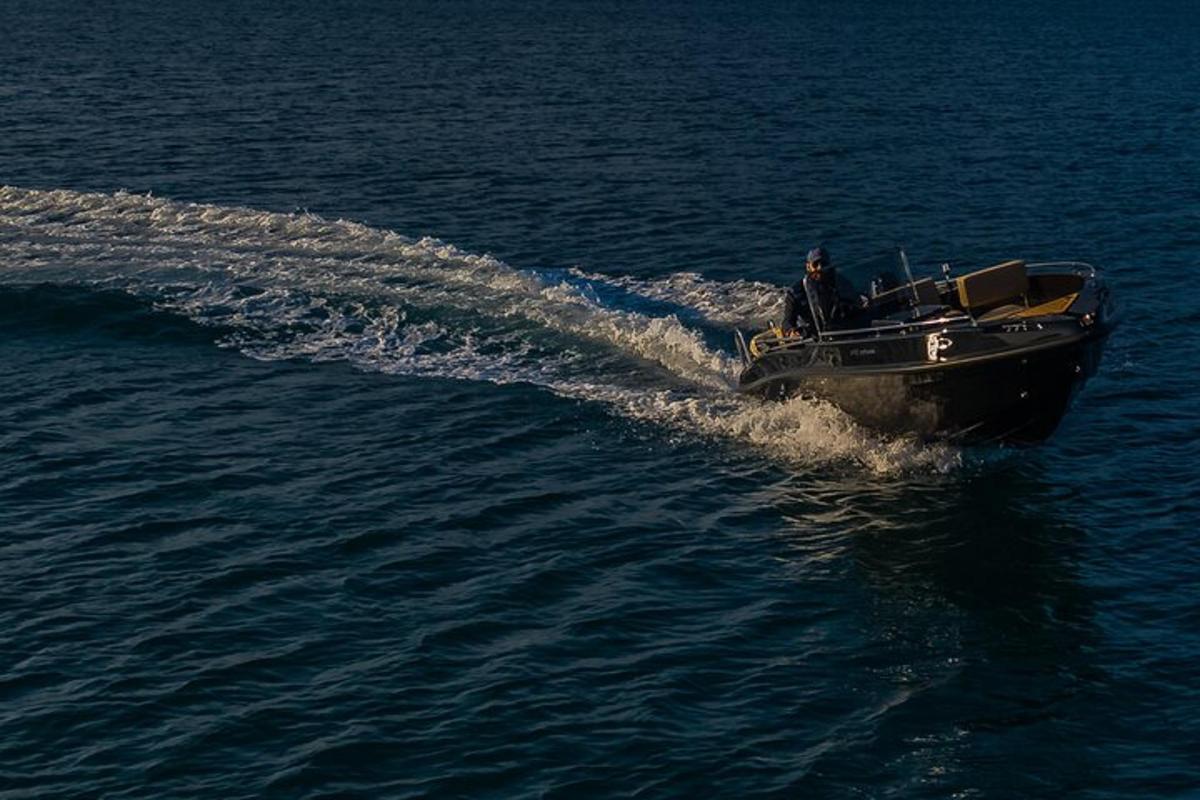 een boot in het water met een persoon erop