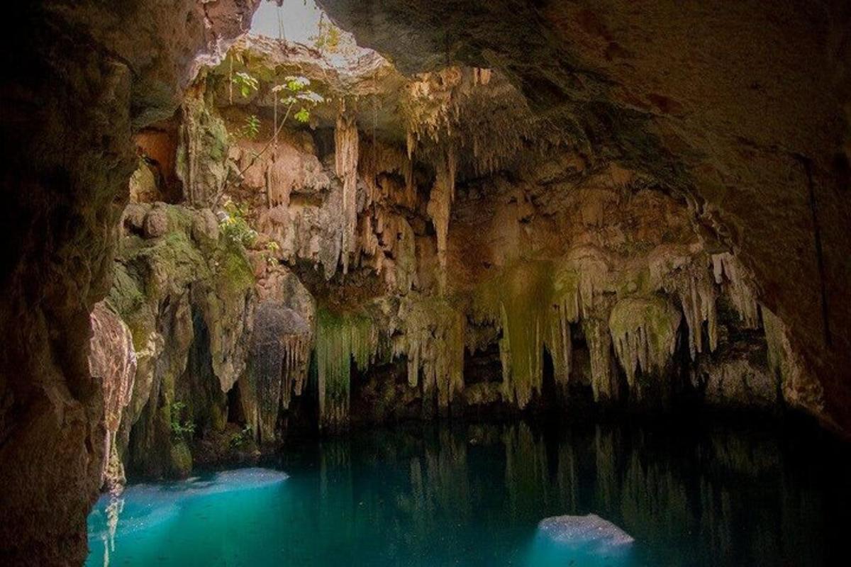 una cova amb un bassal d'aigua blava