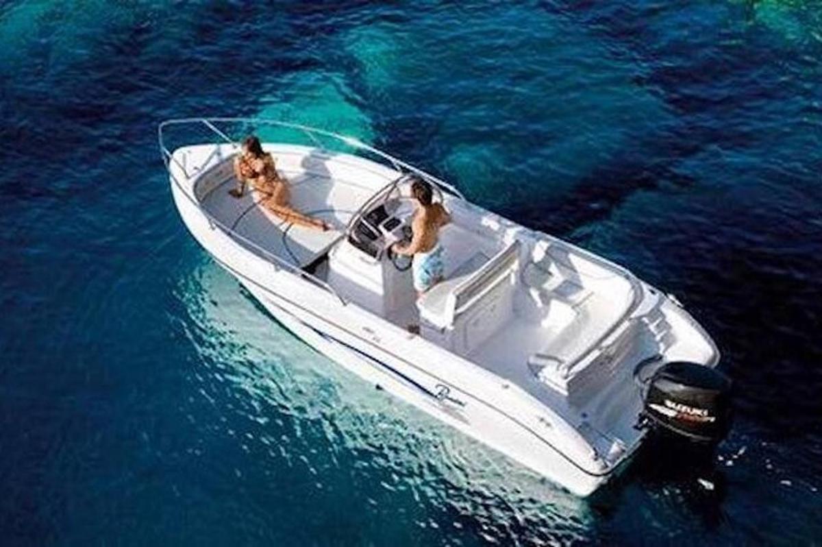 dalawang tao sa isang puting bangka sa tubig
