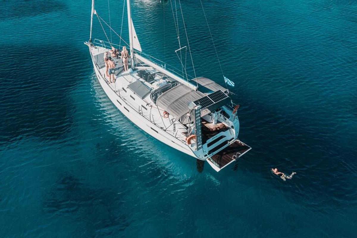 Un grupo de personas en un velero en el agua.