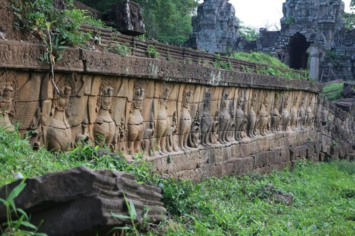 dinding batu dengan patung di sisinya