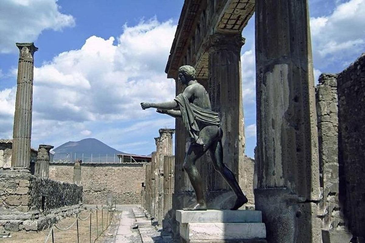 una estàtua d'un home dret al costat d'un edifici