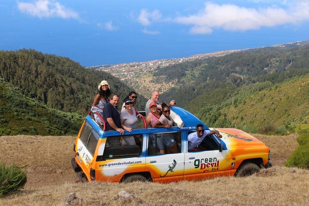 un grup de oameni care călătoresc pe acoperișul unui camion
