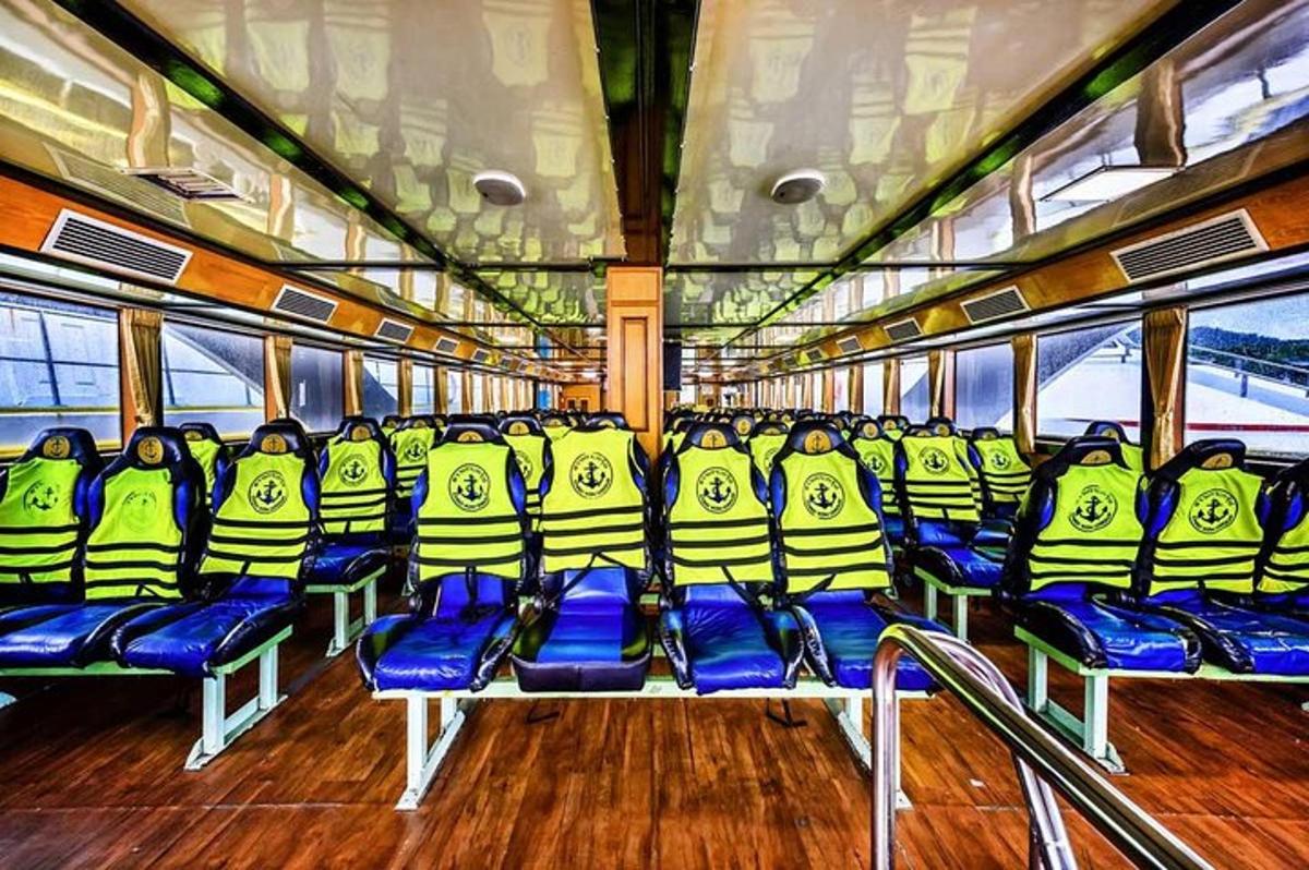 ένα λεωφορείο με μπλε και κίτρινα καθίσματα