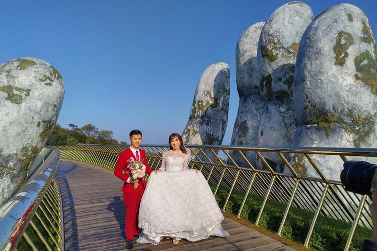 nevěsta a ženich pózují pro fotografii na mostě