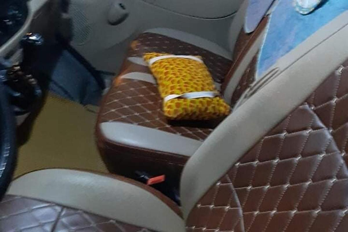 um assento de carro com um milho em cima