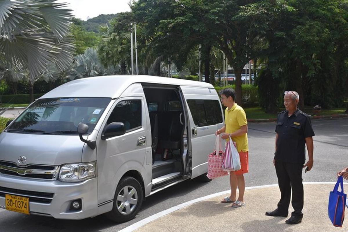 một người đàn ông và một người phụ nữ đứng cạnh một chiếc xe tải