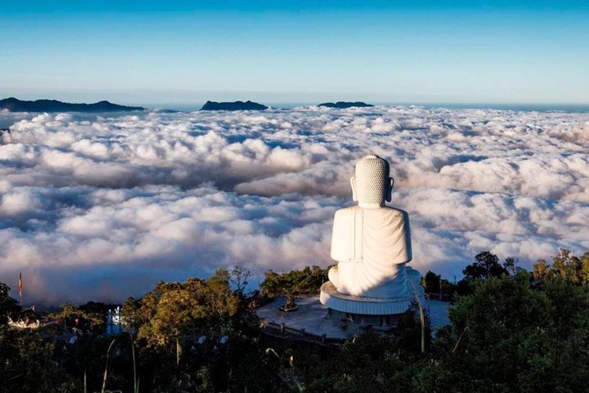 雲の上に座る仏像