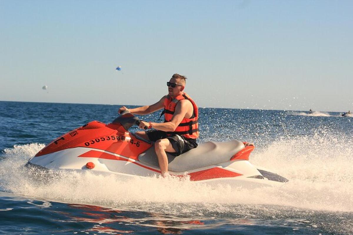 um homem andando de jet ski na água