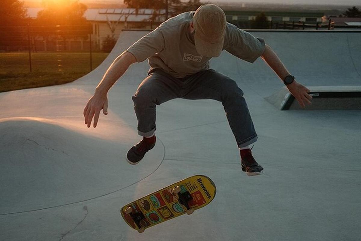 un uomo che fa un trick sullo skateboard in uno skate park