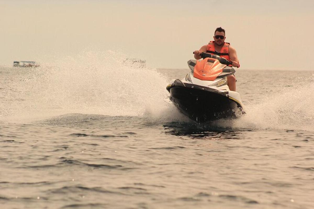 čovjek koji vozi jet ski u vodi