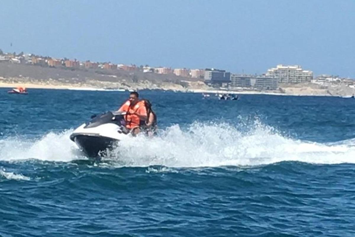 Un hombre montando una moto acuática en el agua