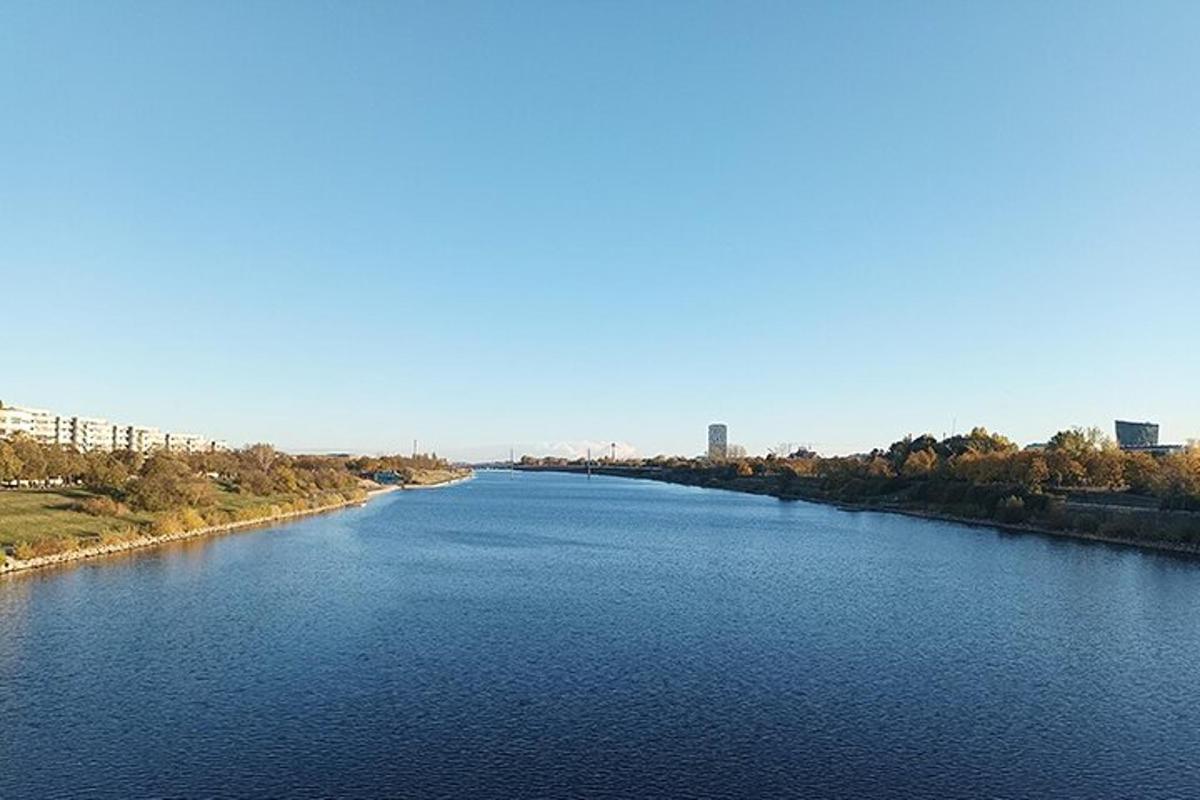 una vista di un fiume con una città sullo sfondo