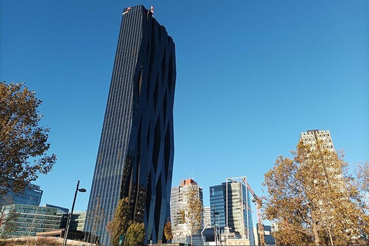 un alto edificio nel mezzo di una città
