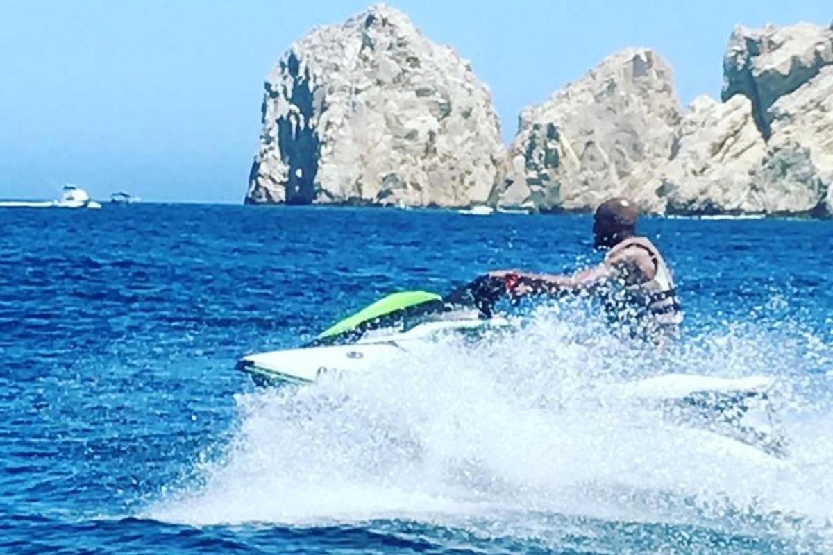 Un hombre montado en una tabla de surf en el agua