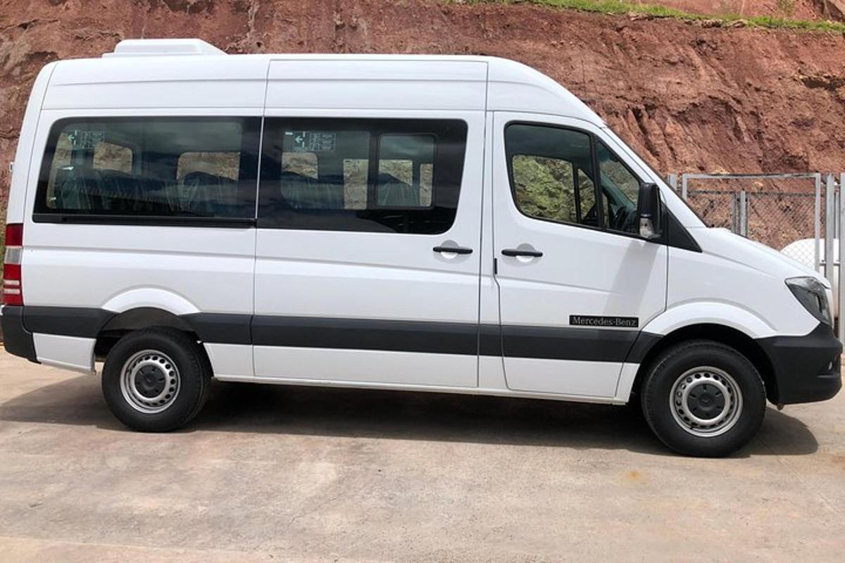 une camionnette blanche garée sur un parking