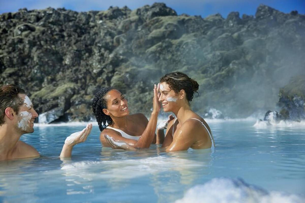 Un hombre y dos mujeres en el agua en la blueosfera.