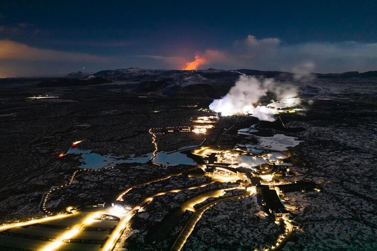 o vedere aeriană a unui incendiu noaptea