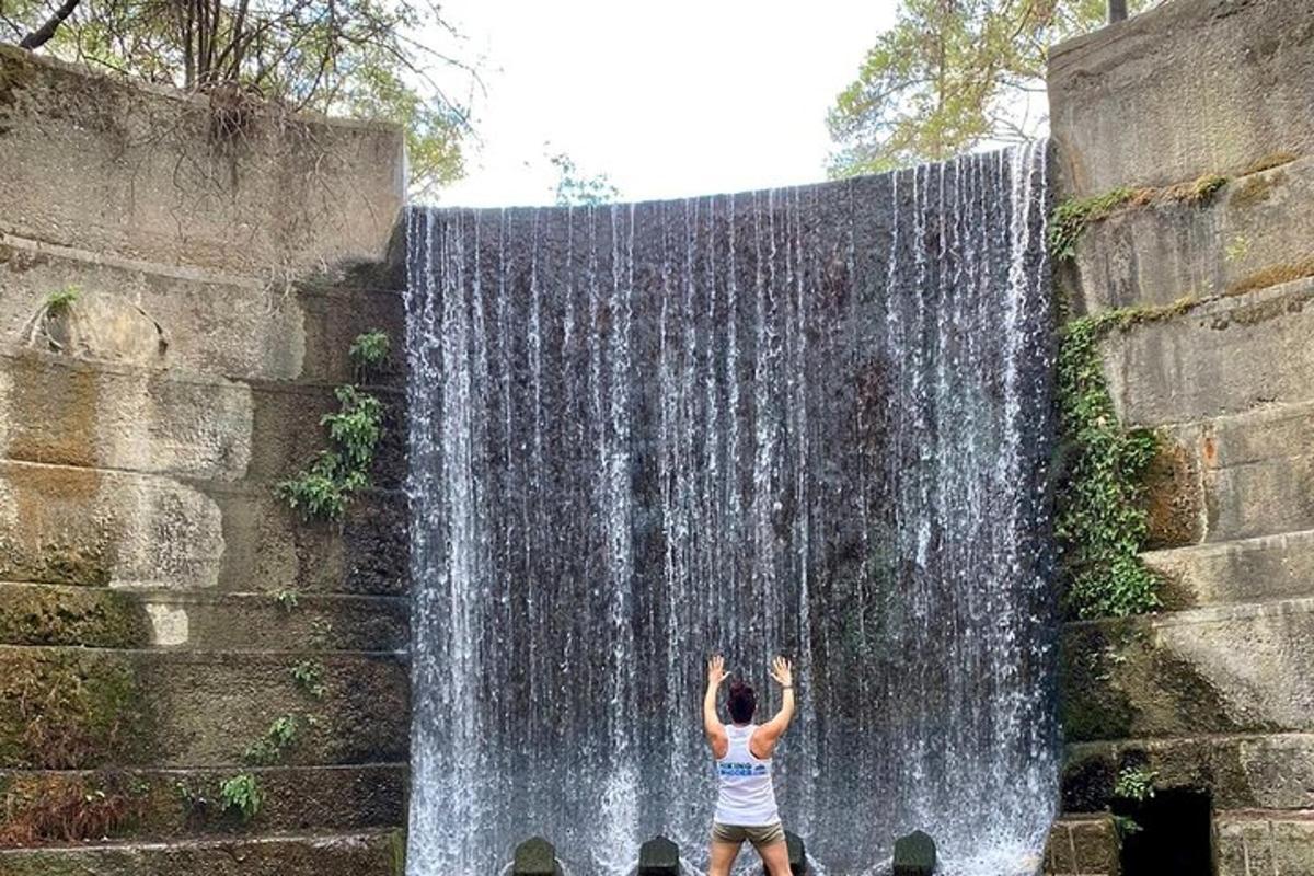 una donna in piedi davanti a una cascata