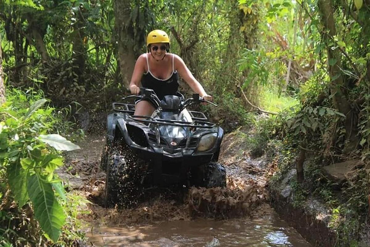 naine sõidab mudas ATV-ga