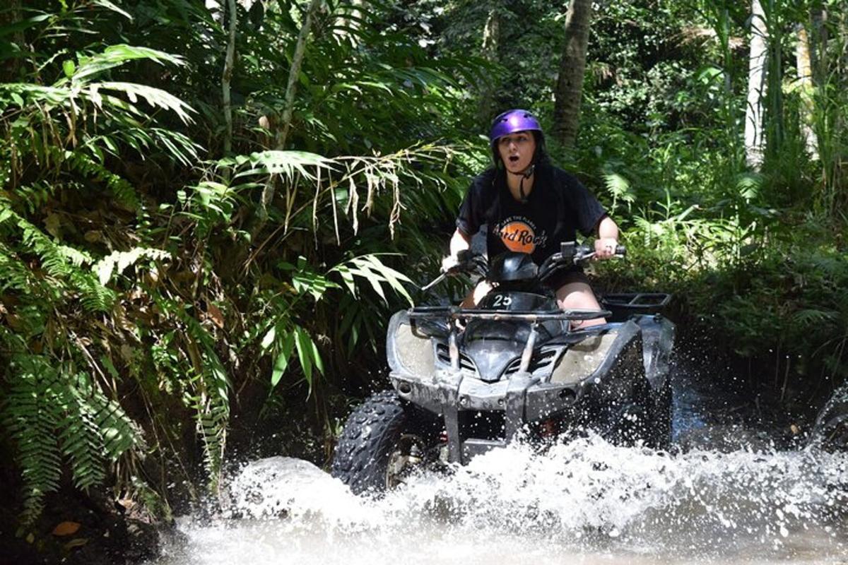 inimene, kes sõidab vees ATV-ga