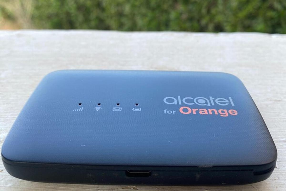 modré elektronické zařízení ležící na stole