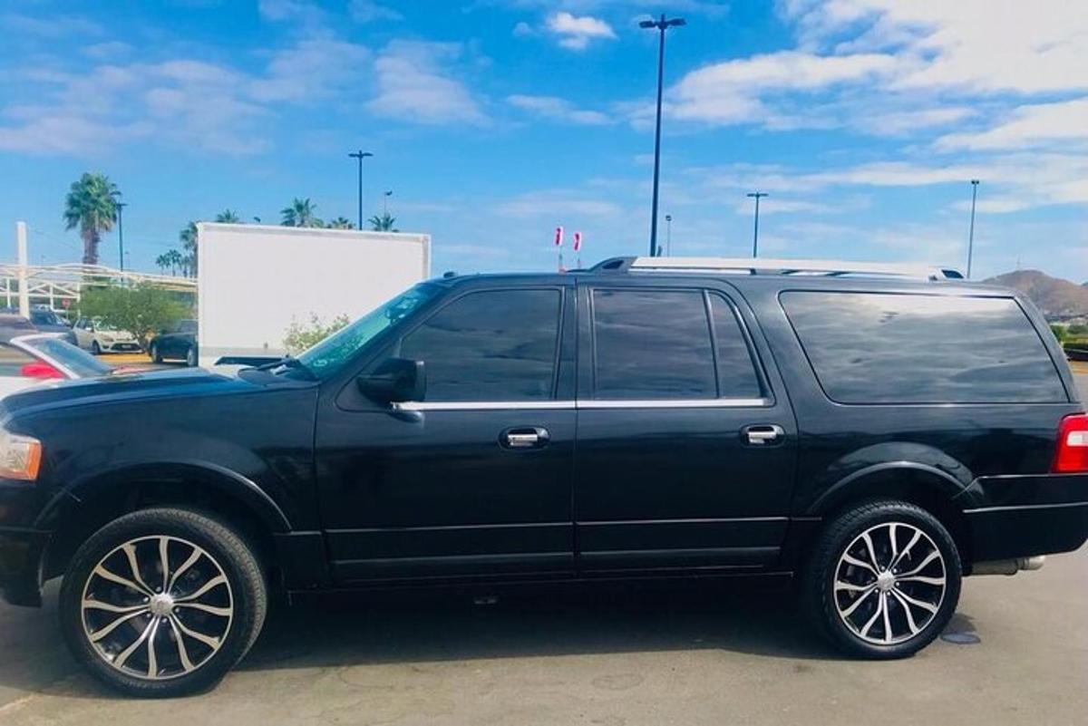 un SUV nero parcheggiato in un parcheggio