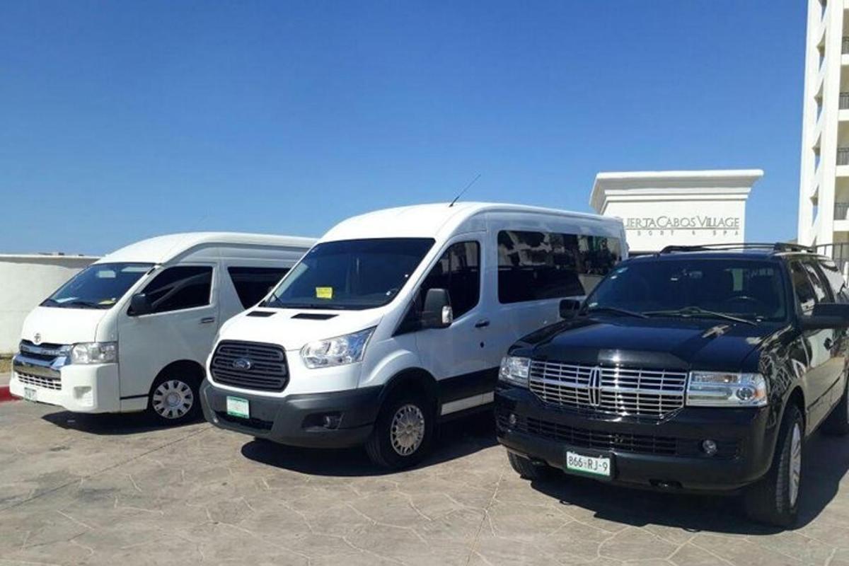 un gruppo di tre furgoni parcheggiati in un parcheggio