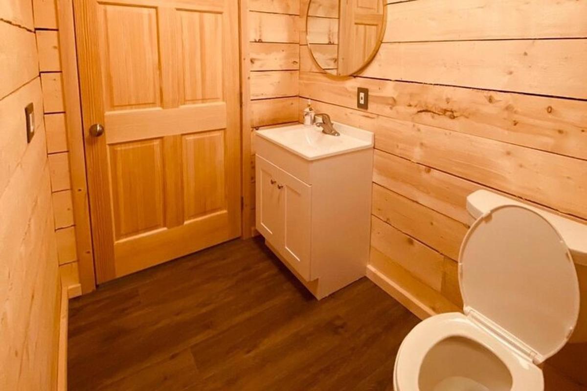 baðherbergi með salerni og vaski