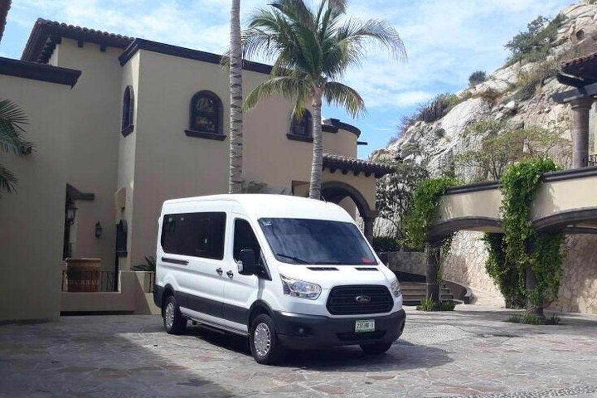 un furgone bianco parcheggiato davanti a un edificio