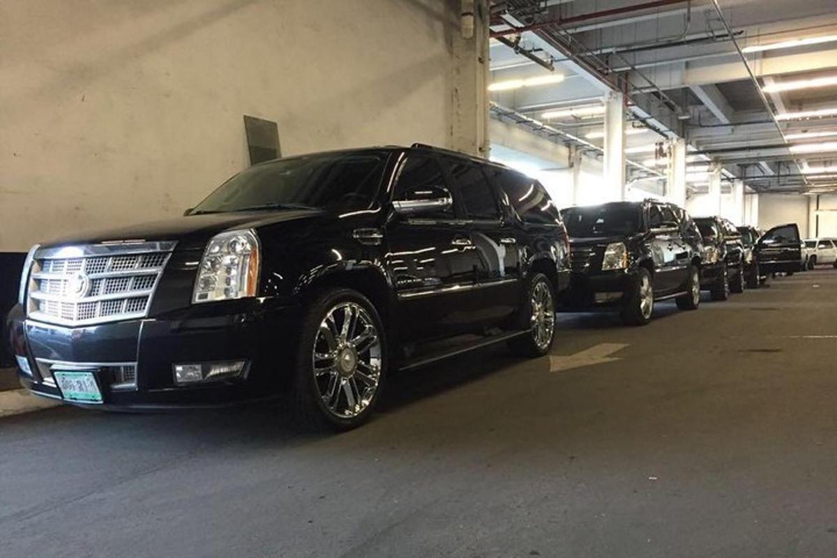 una fila di auto parcheggiate in un parcheggio