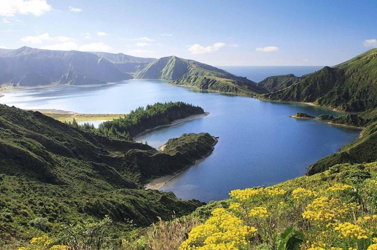 una vista di un grande specchio d'acqua in una valle