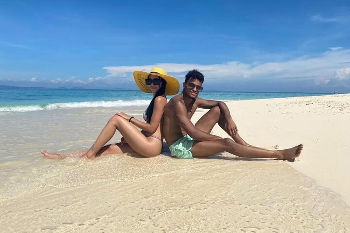 un uomo e una donna seduti sulla spiaggia