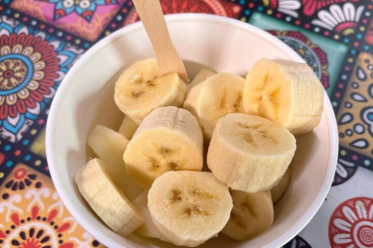 skledo narezanih banan z leseno žlico