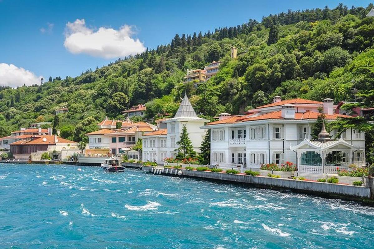 ένα μεγάλο κτίριο στην όχθη ενός ποταμού