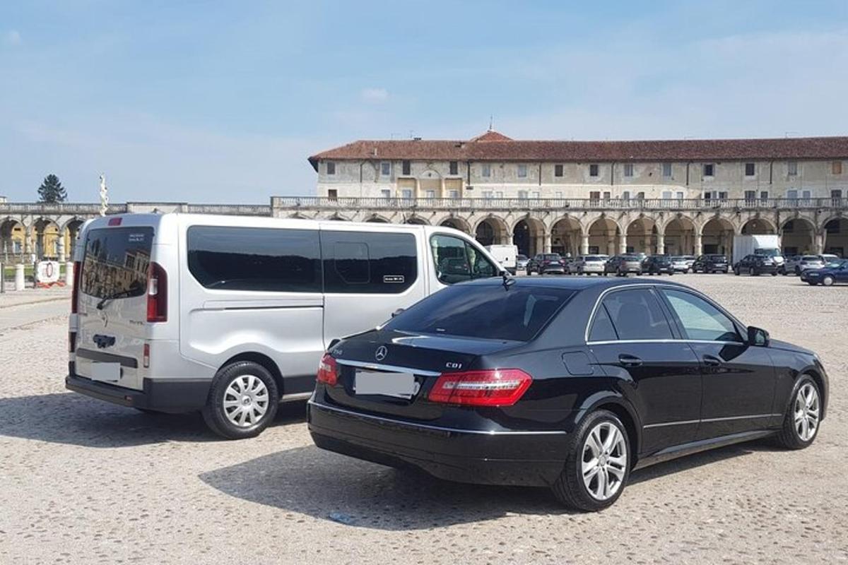 černé auto zaparkované vedle bílé dodávky