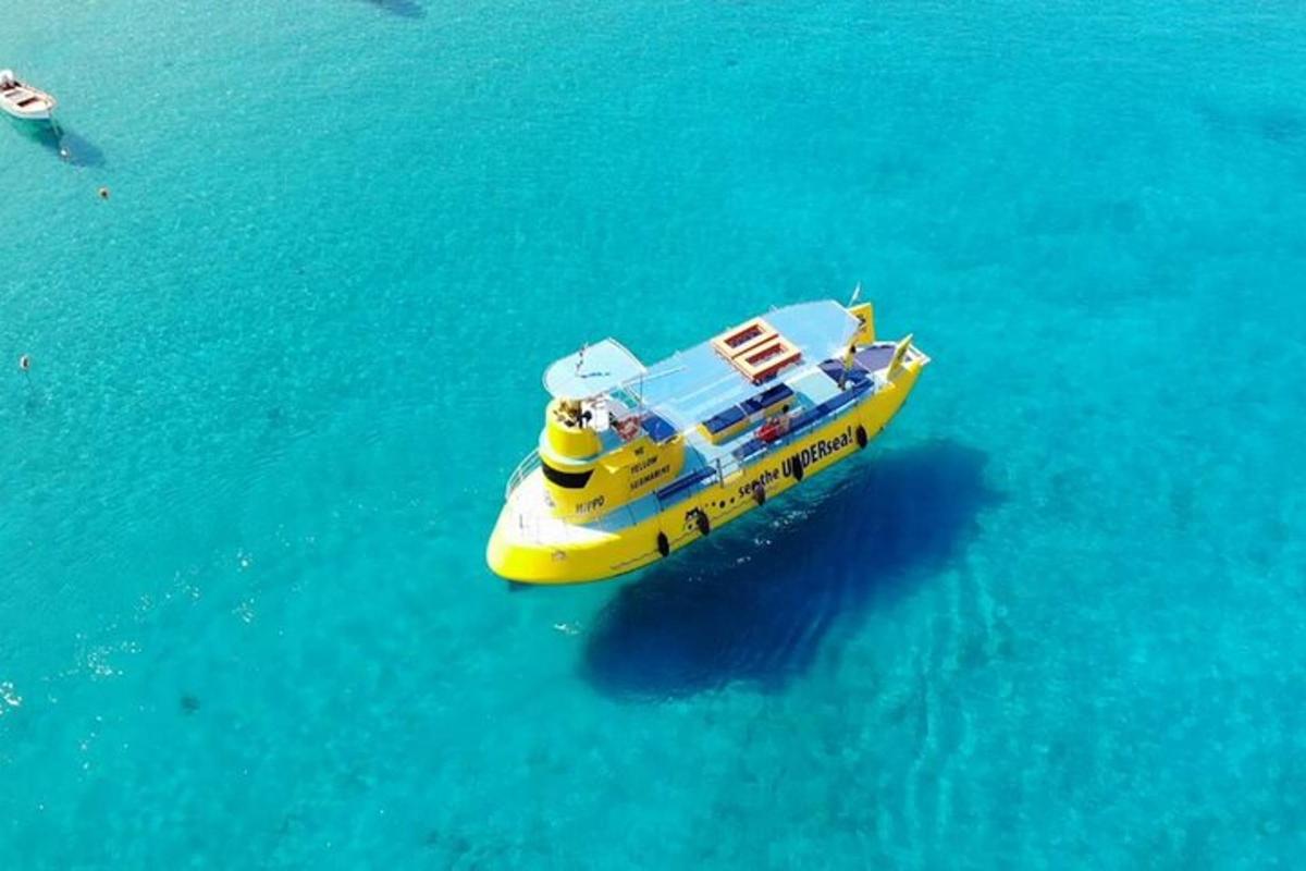 una barca gialla che galleggia nell'acqua blu