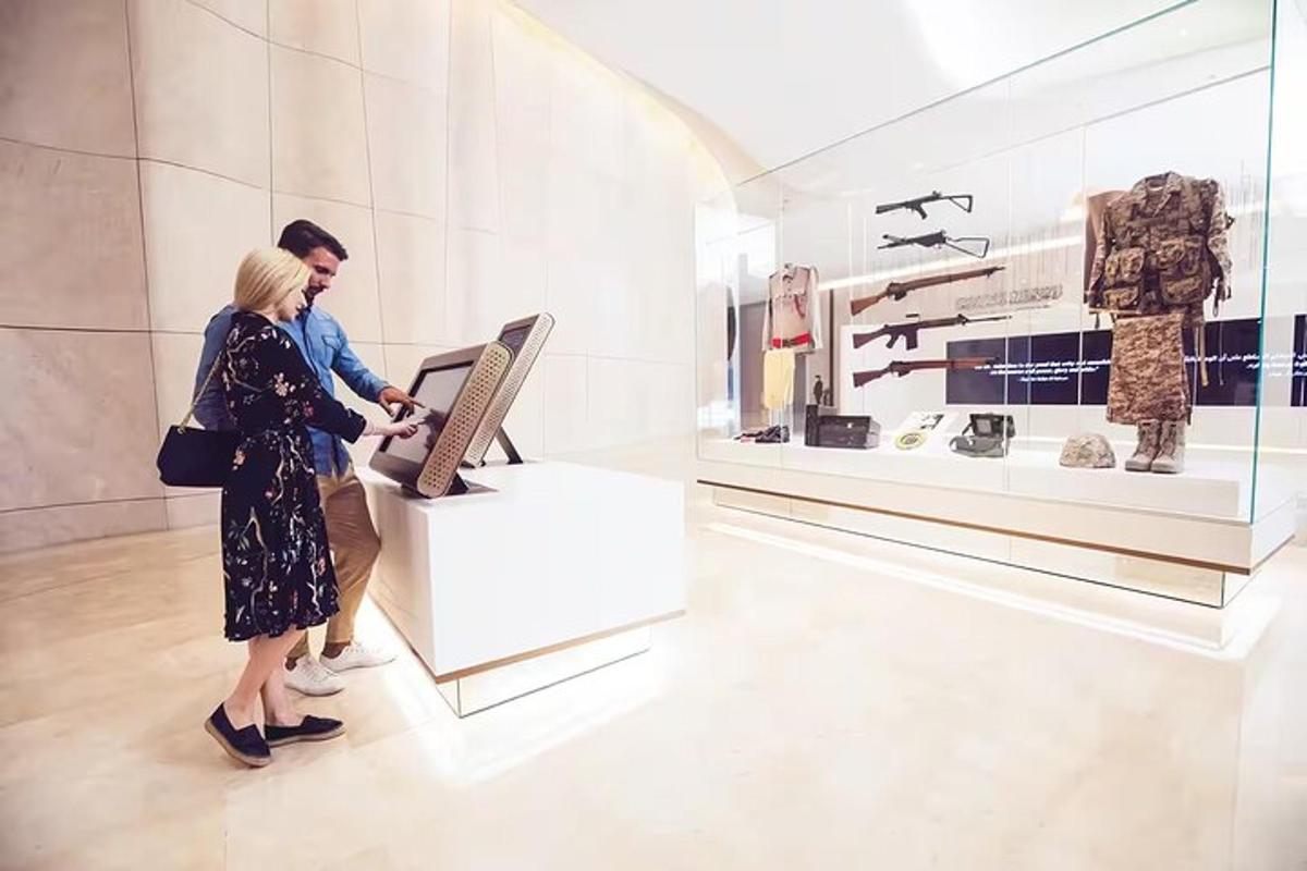 dva lidé si prohlížejí expozici v muzeu
