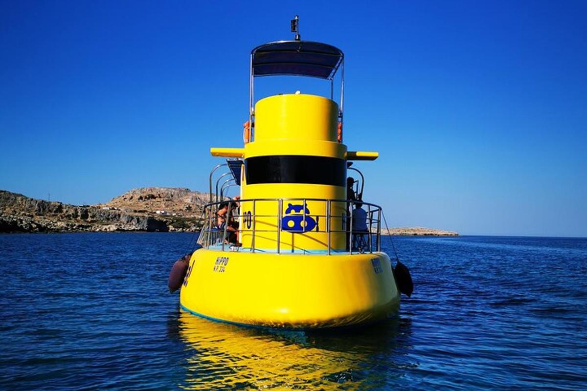 una barca gialla che galleggia nell'acqua