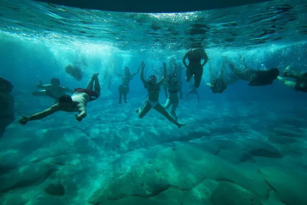 un gruppo di persone che nuotano nell'acqua