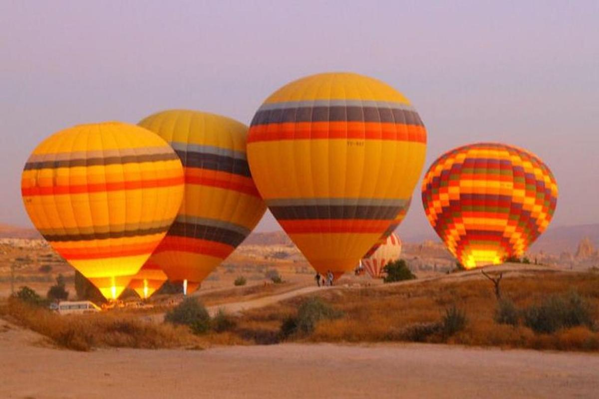 egy csoport hőlégballon a sivatagban