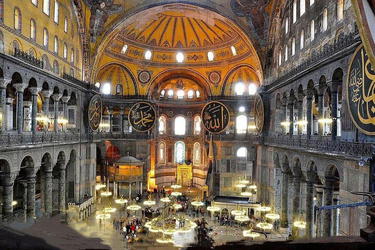un grande edificio con un soffitto a cupola e una grande stanza