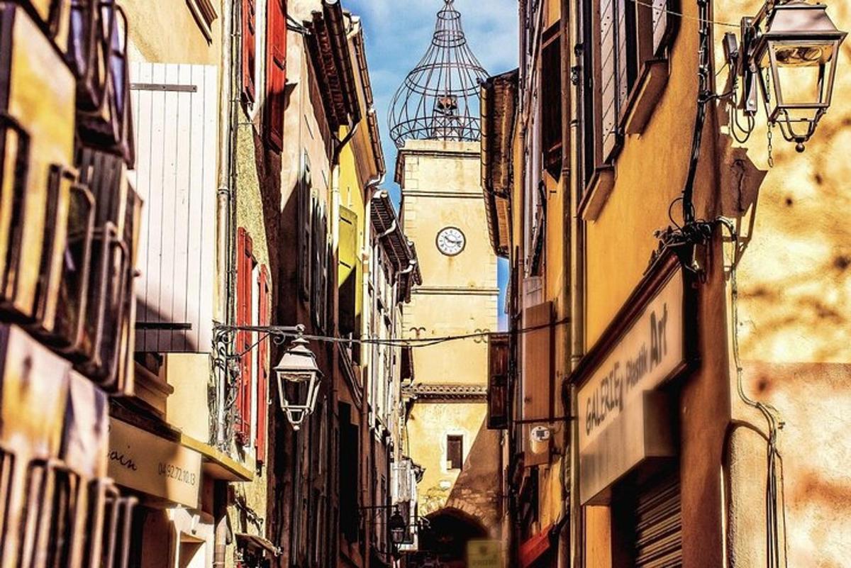 un edifici amb una torre de rellotge al mig d'un carrer