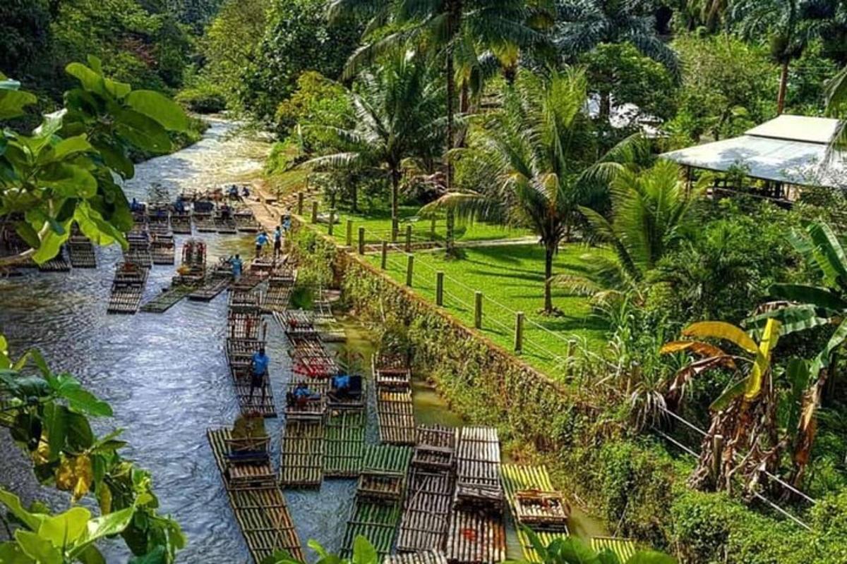 một con sông có nhiều bàn ghế trong nước
